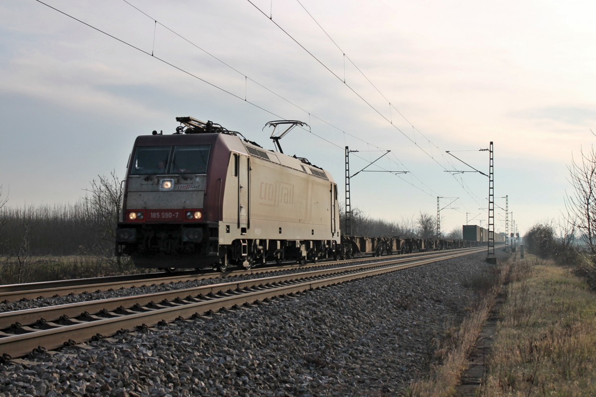 Am 18.01.2014 bespannte die 185 590-7 einen Containerzug in Richtung Belgien, als sie südlich von Buggingen unterwegs ist.