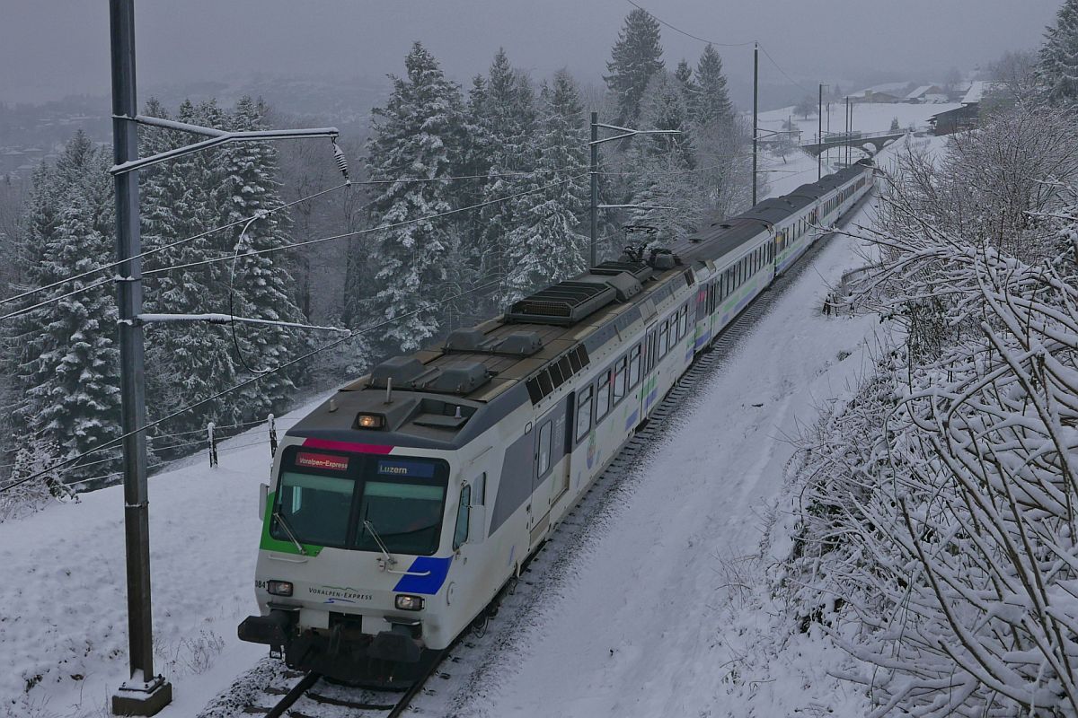 Am 18.02.2018 ziehen/schieben RBDe 561 084 und 561 082 kurz nach der Abfahrt in Herisau den VAE 2578, St. Gallen - Luzern, am Fotograf vorbei.