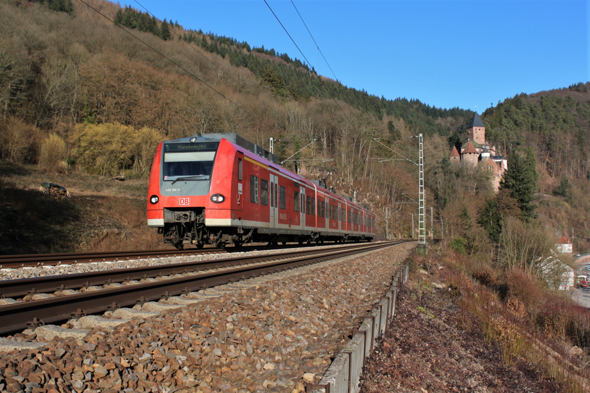 Am 18.02.2019 ist 425 301 unterhalb der Burg Zwingenberg als RE nach Mannheim unterwegs.