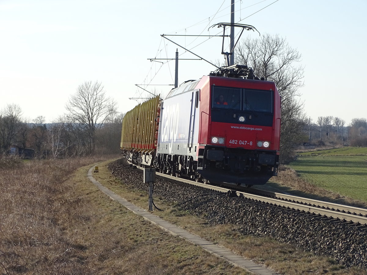 Am 18.03.2018 kam die 482 047 mit einem Holzzug aus Richtung Uelzen nach Stendal und fuhr weiter in Richtung Borstel.