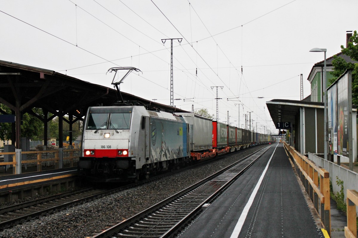 Am 18.04.2014 fuhr 186 108 mit einem TXL-KLV durch den Bahnhof von Müllheim (Baden) auf ihrem Weg nach Italien.
