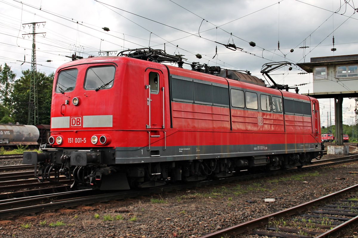 Am 18.06.2016 nahm 151 001-5 von DB Cargo Deutschland auch an der Fahrzeugparade des Sommerfestes vom DB Museum in Koblenz Lützel teil, als sie vor den Zuschauern stand.