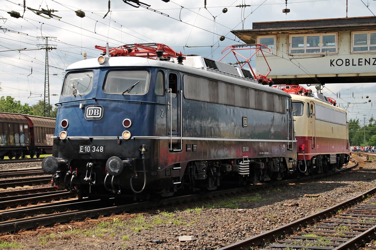 Am 18.06.2016 stand E10 348 zusammen mit der nicht fahrtauglichen 114 488-0 (110 488-4) während der Fahrzeugparade des Sommerfestes vom DB Museum in Koblenz Lützel, als sie sich dem Publikum zeigten.