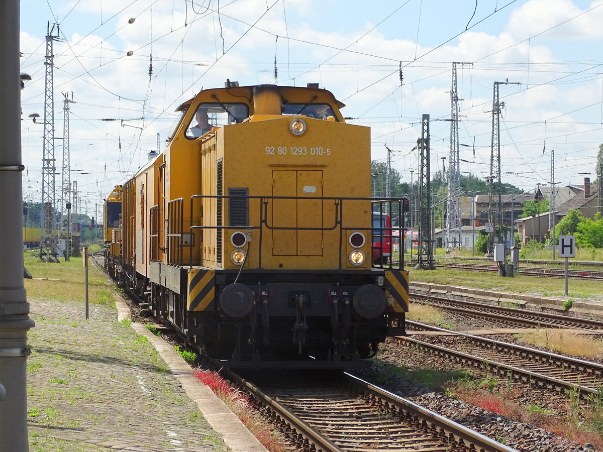 Am 18.06.2017 kam 293 010 mit einem Bauzug aus Richtung Salzwedel nach Stendal und fuhr weiter Richtung Magdeburg.