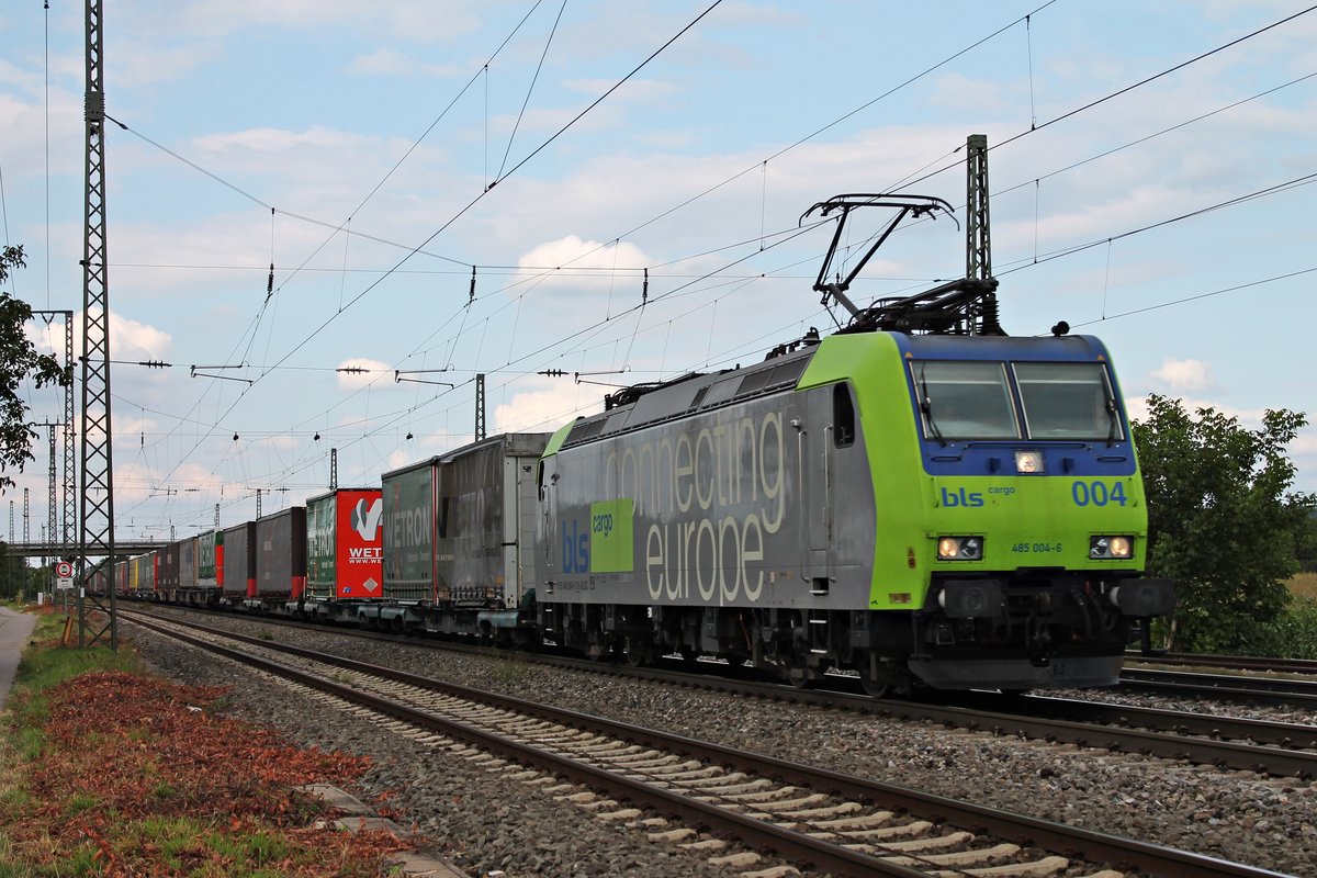 Am 18.08.2015 bespannte Re 485 004-6 einen KLV, als sie mit diesem durch die Gleisanlagen von Müllheim (Baden) gen Basel fuhr.
