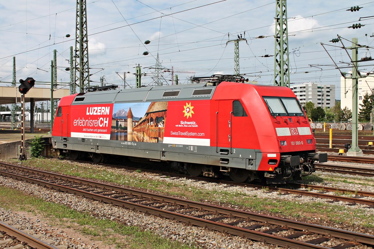 Am 18.08.2015 stand 101 080-0  Luzern erlebnisreiCH  südlich von Bahnsteig 4/5 vom Badischen Bahnhof von Basel auf einem Abstellgleis abgestellt. Am Abend bespannte sie den CNL nach Berlin/Prag.