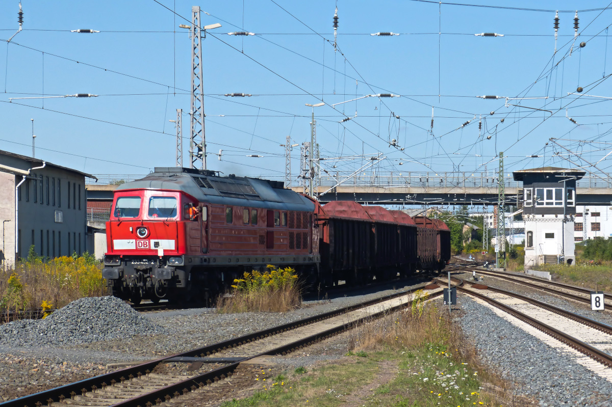 Am 18.08.2016 fotografierte ich 233 452-2 beim Rangieren im Bahnhof Nordhausen. Es war die Zeit als die Ludmilla für die zurückgestellten Gravita 15Bb (BR265) im Einsatz waren und in Nordhausen recht häufig für übermotorisiertes Rangieren eingesetzt wurden.