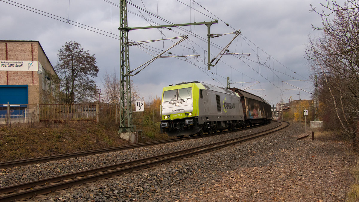 Am 18.11.17 ist der  Porschezug  mit der Diesellok 285 119-4 bespannt. Der Zug ist kurz vorm oberen Bahnhof in Plauen und wird weiter nach Cheb fahren über die PE.   