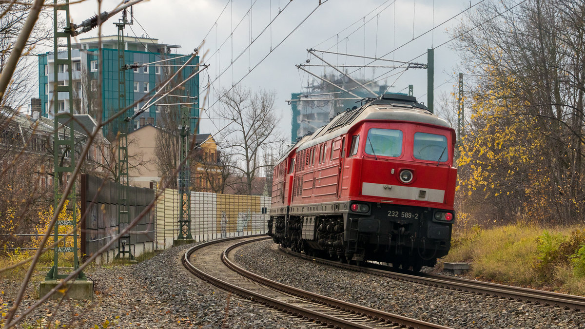Am 18.11.2017 fährt 232 571-0 mit 232 589-2 als Lz von Zwickau nach Cheb. Abgelichtet kurz vorm Oberen Bahnhof ist hier die Schlusslok 232 589-2 vor der  Skylinie  von Plauen. 