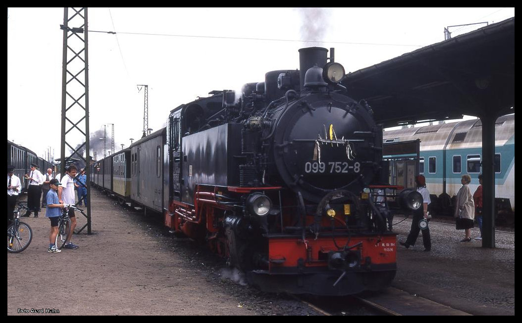 Am 18.5.1996 war mächtig viel los im schmalspurigen Bahnhof von Radebeul. Der mit Indianer Federn geschmückte Zug mit 099752 stand abfahrbereit Richtung Moritzburg.