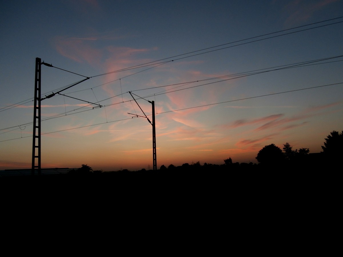 Am 18.7.14 um 21:00 gab es in Gubberath einen wunderschönen Sonnenuntergang. Hier an der Bahnstrecke Köln-Mönchengladbach.

Gubberath 18.07.14