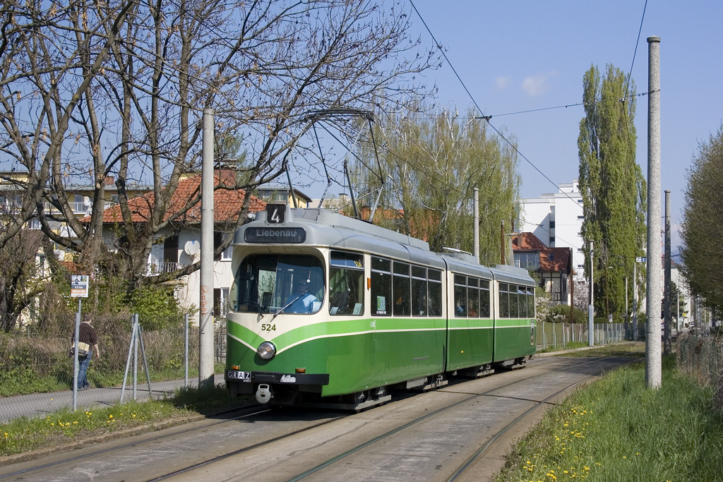 Am 19. April 2012 ist TW 524 als Linie 4 in Richtung Liebenau/Murpark zwischen den Haltestellen Grazer Straße und Maut Andritz unterwegs.