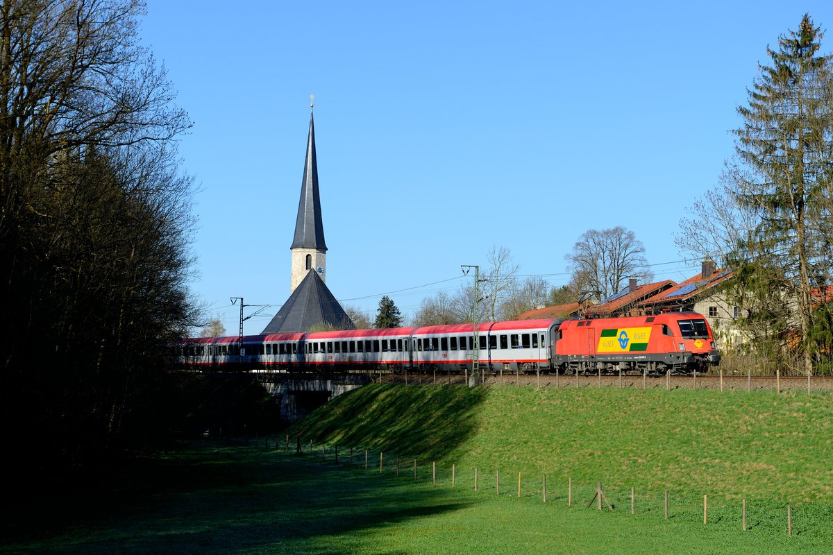 Am 19. April 2015 war in den Morgenstunden die KBS 950 zwischen Rosenheim und München aufgrund von Bauarbeiten gesperrt. Die Reisezüge nahmen deswegen bis ca. 9 Uhr den Weg über die Mangfalltalbahn. Bei Föching wurde der EC 111 abgepasst, der in dieser Fahrplanperiode mit Loks der GySEV bespannt wird. An diesem Tag war es die 1116.060.