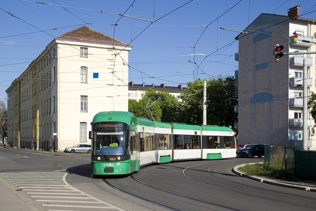 Am 19. April 2016 ist TW 663 als Linie 1 am Eck Asperngasse/Laudongasse unterwegs.