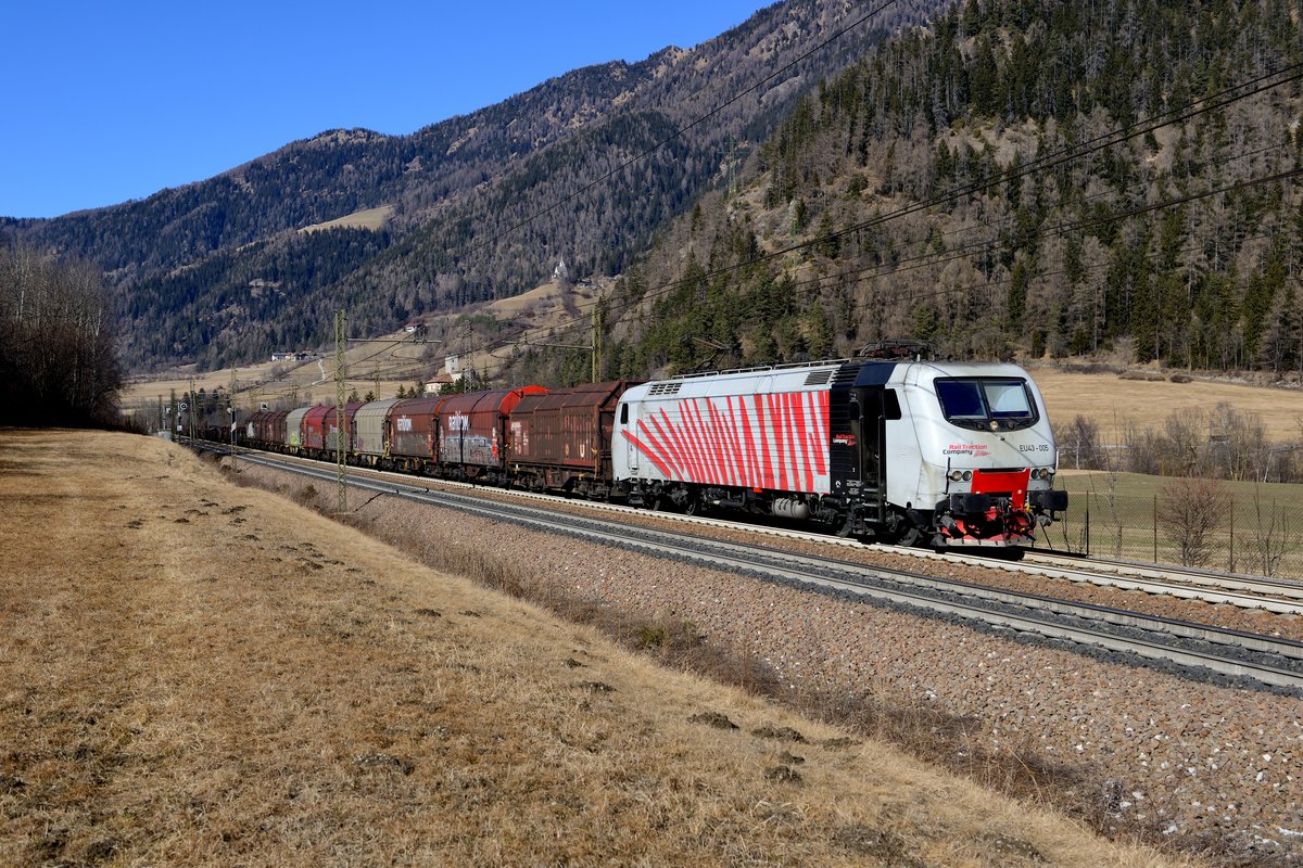 Am 19. Februar 2017 wurde dann noch ein kurzer Abstecher nach Südtirol gemacht. Bei Mauls wartete ich bei frühlingshaften Temperaturen die Vorbeifahrt des Stahlzuges EUC 44221 nach Brescia Scalo ab. An diesem Tag war der Zug vom roten RTC Zebra EU43 - 005 bespannt.
 