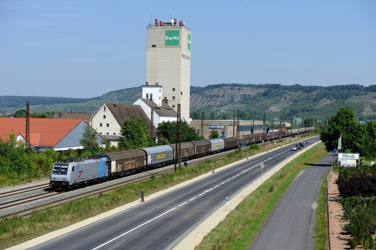Am 19. Juli 2014 kam auch die für das ungarische Privatbahn- Unternehmen Floyd verkehrende Railpool E 186 143 mit einem langen Güterzug, bestehend aus Schiebewandwagen und Silowaggons, in Karlstadt durchgefahren.