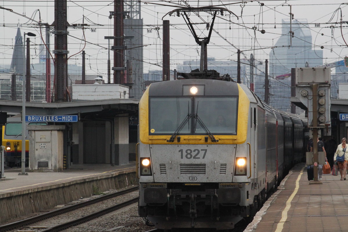 Am 19.08.2016 steht IC 532 von Eupen kommend an Gleis 15 in Brüssel Midi bereit, um seine Fahrt nach kurzem Aufenthalt nach Oostende fortzuführen.