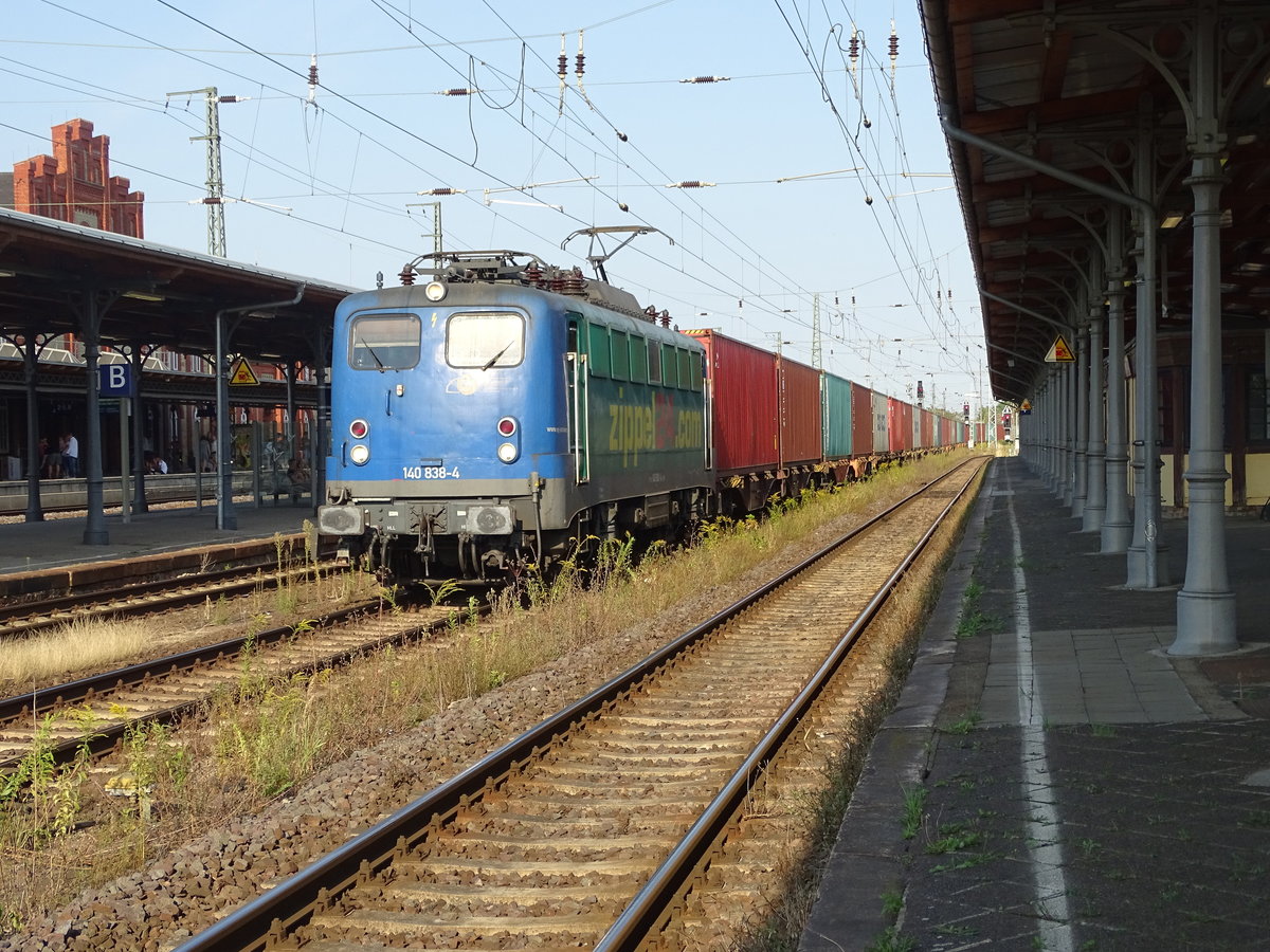 Am 19.08.2018 kam 140 838 mit ihrem Containerzug aus Richtung Magdeburg nach Stendal und fuhr weiter in Richtung Uelzen.