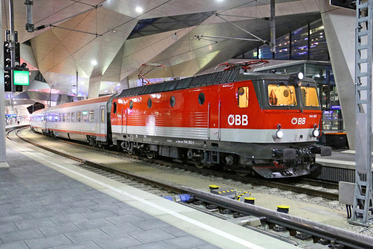 Am 19.1.18 steht die ganz neue am 8.1.18 aus der TA ausgetretene 1144.263 mit dem D-459 abfahrbereit am Wiener-Hbf.