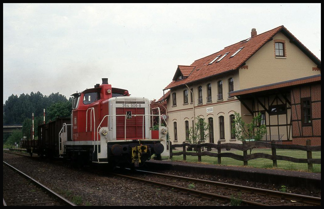 Am 19.5.1993 kommt hier um 9.28 Uhr die 364906 des BW Osnabrück mit ihrer Übergabe im Bahnhof Oesede an. Das Bahnhofsgebäude wurde zu diesem Zeitpunkt aber schon zweckentfremdet genutzt. Auch der ehemalige Güterschuppen war von den Hauptgleisen aus nicht mehr zu erreichen und keine keinen Gleisanschluss mehr. 