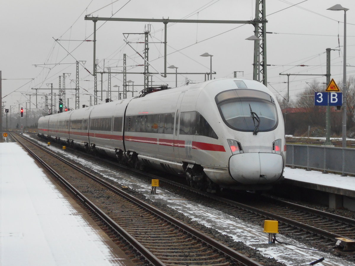Am 19.Januar 2019 kehrte endlich der Winter,mit bisschen Schnee,auf Rügen ein.Der 4011 591 hatte trotz Wintereinbruch keine Probleme und verließ als ICE 1711 Binz-München den Bahnhof Bergen/Rügen pünktlich.