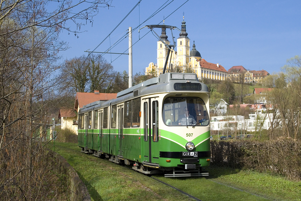 Am 2. April 2016 ist TW 507 als Linie 1 bei Tannhof unterwegs.