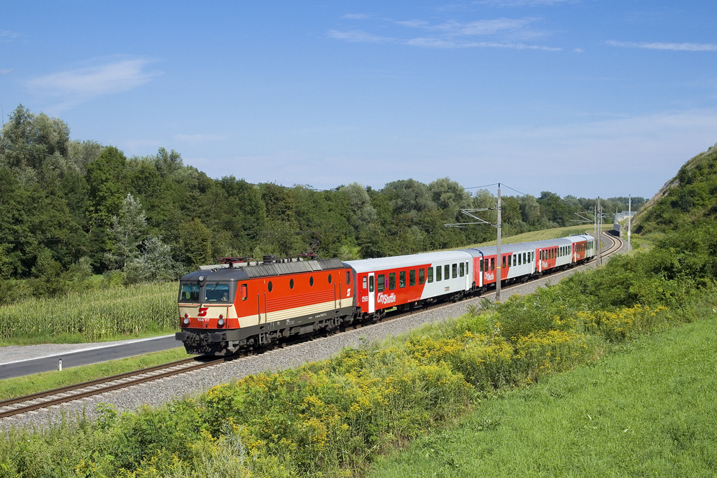 Am 2. August 2016 ist 1144 117 mit SB 4144 von Spielfeld-Straß nach Graz Hauptbahnhof unterwegs und wird in Kürze in der Marktgemeinde Ehrenhausen an der Weinstraße einen Halt einlegen. 