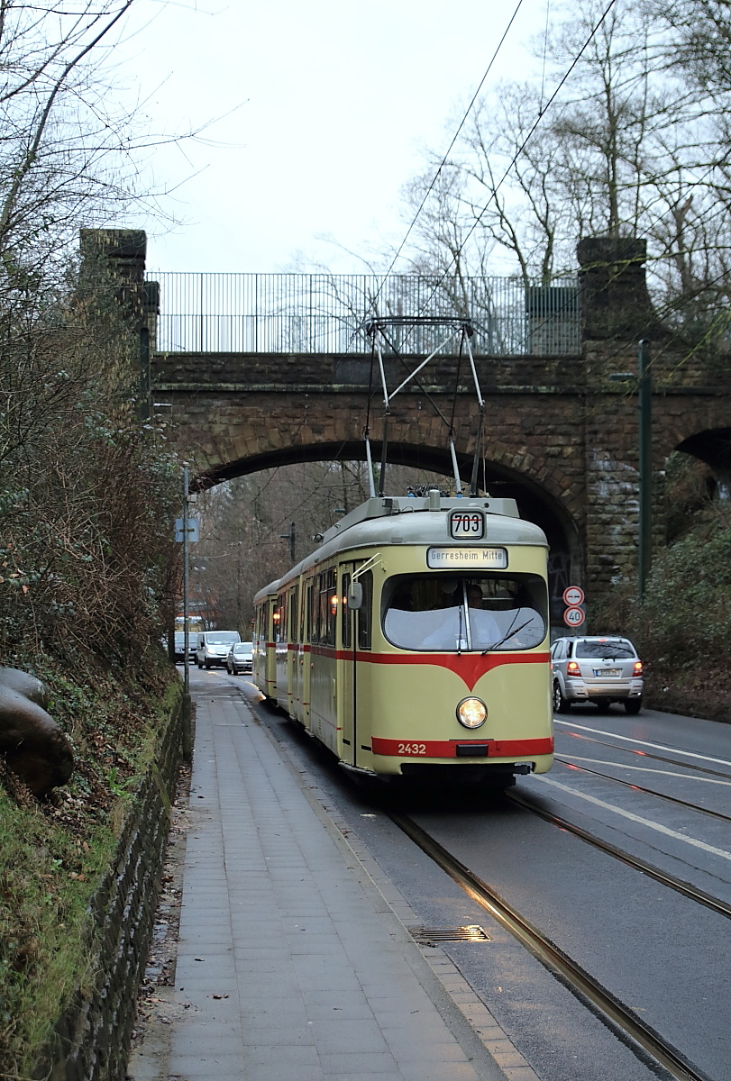 Am 20.02.2016 verkehrten in Düsseldorf letztmalig Straßenbahnen zwischen dem Bilker Bahnhof und dem Wehrhahn, am darauffolgenden Tag nahm die Ost-West-U-Bahn den Betrieb auf. Aus diesem Anlass setzte die Rheinbahn mehrere Museumszüge zwischen Kirchplatz und Gerresheim ein, hier der GT6 2432 mit Beiwagen auf der Ludenberger Straße.