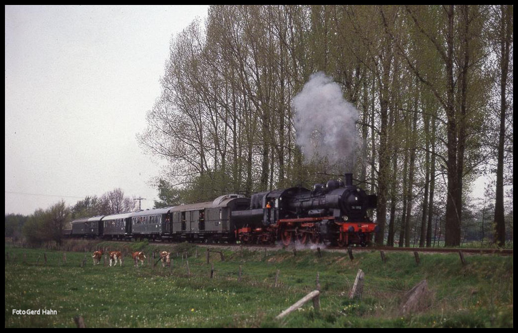 Am 20.05.1991 war 381772 noch fahrfähig und dampfte mit einem Personenzug von Eisenbahn Tradition vormals Eisenbahn Kurier hier bei Mettingen in Richtung Osnabrück über die Tecklenburger Nordbahn.