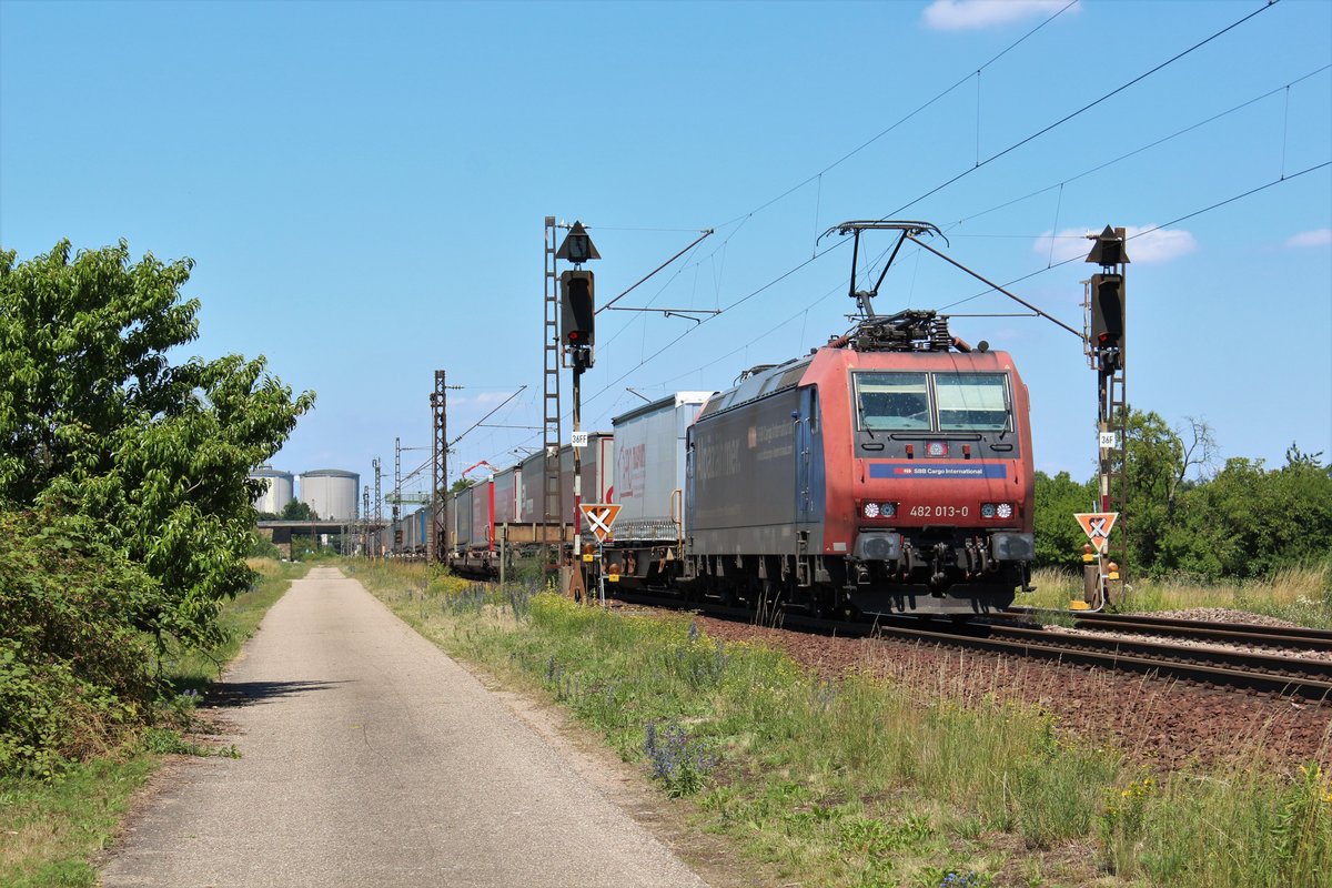 Am 20.06.2018 ist 482 013  Alpäzähmer  mit einem KLV Zug bei Waghäusel in Richtung Schweiz unterwegs.