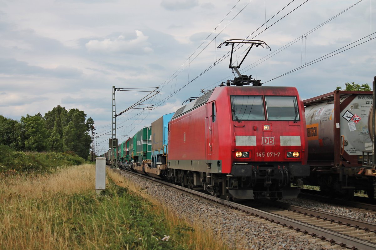 Am 20.07.2017 bespannte 145 071-7 den  Lannutti -KLV (Charleroi Dry Port - Torino Orbassano) bis an die Schweizer Grenze, als sie bei Buggingen gen Süden unterwegs war.