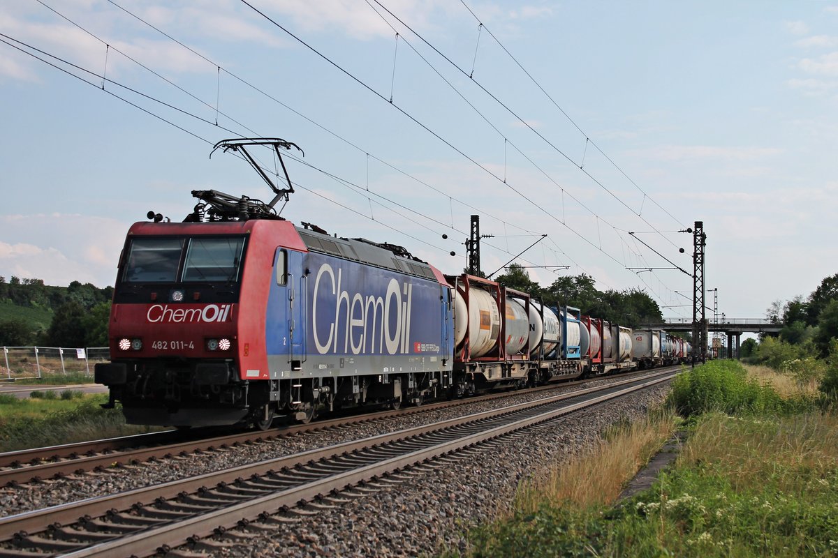 Am 20.07.2017 fuhr Re 482 011-4  ChemOil  mit einem Containerzug, der fast nur Kesselcontainer geladen hatte, bei Buggingen durchs Rheintal gen Norden.