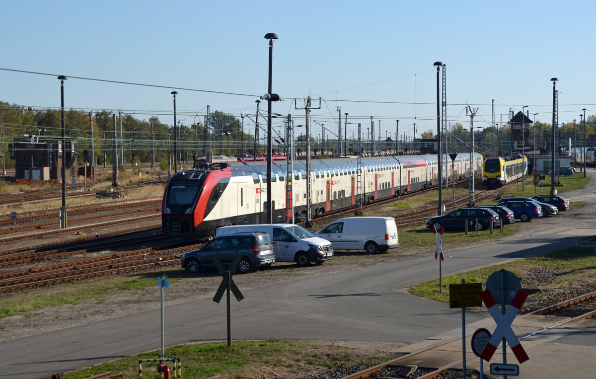 Am 20.10.18 wartet dieser Triebzug vom Typ RABe 502 der SBB im Güterbahnhof Wustermark/Elstal auf die Erprobung.