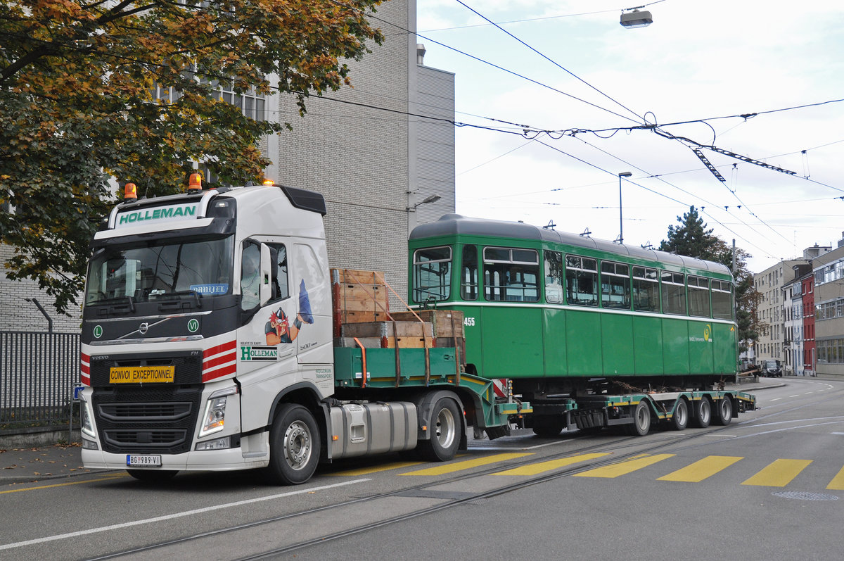 Am 20.10.2016 wurden in der Hauptwerkstatt drei weitere Anhänger für die Reise nach Belgrad auf Lastwagen verladen. Hier verlässt der B 1455 die Hauptwerkstatt Richtung Grenzübergang Weil am Rhein.