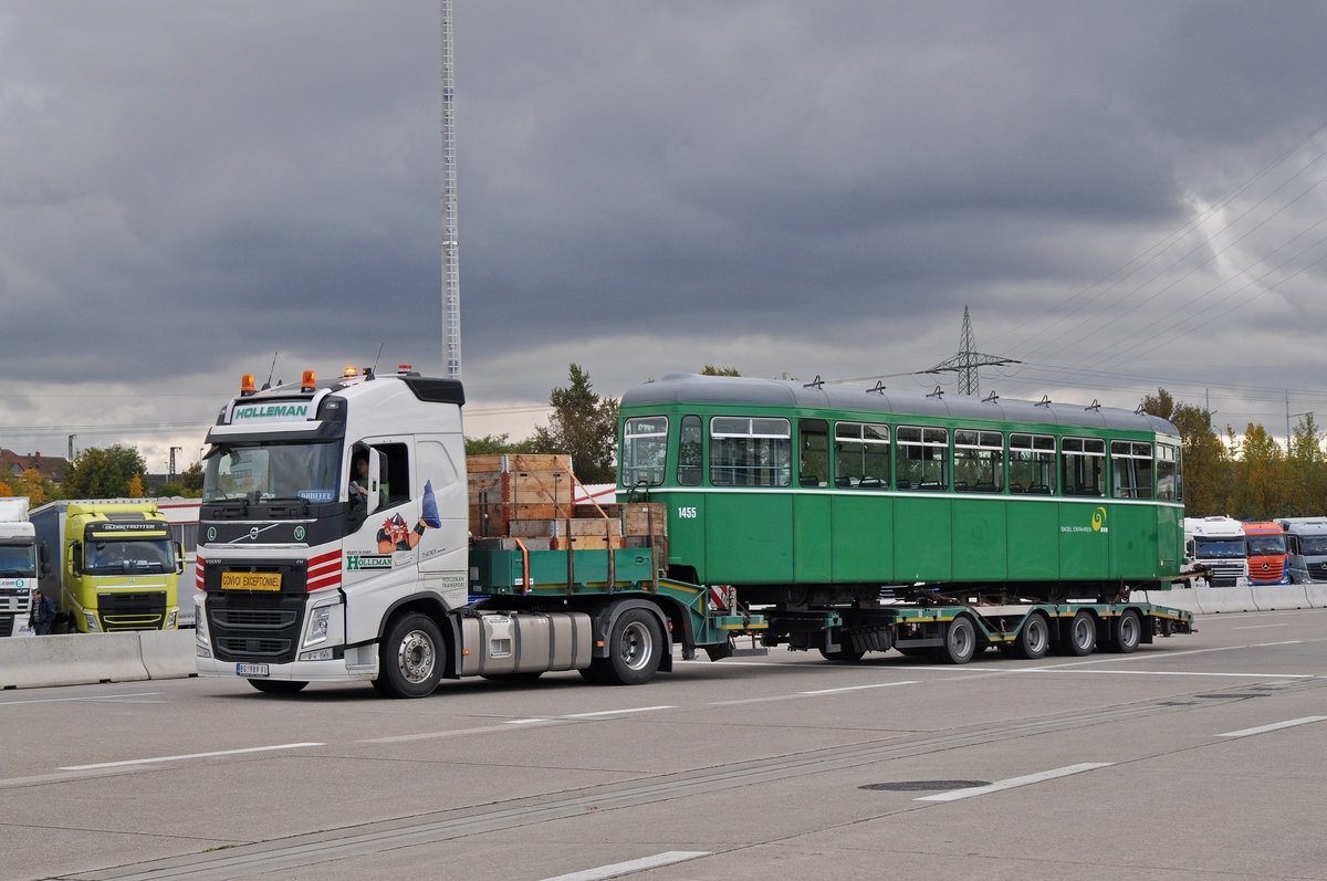 Am 20.10.2016 wurden in der Hauptwerkstatt drei weitere Anhänger für die Reise nach Belgrad auf Lastwagen verladen. Nun sind die Lastwagen am Zoll in Weil am Rhein. Hier der Lastwagen mit dem B 1455.