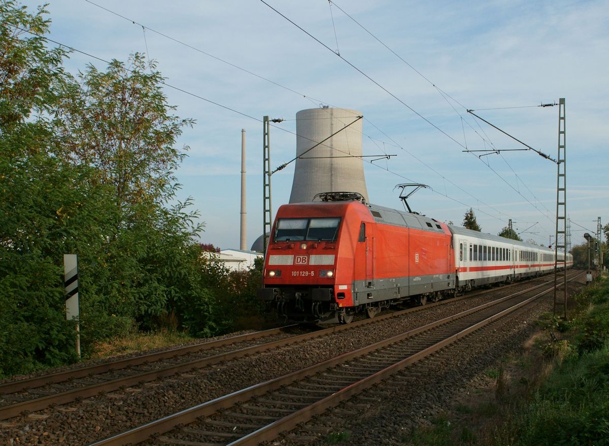 Am 20.10.2018 war IC 2012 unterwegs von Oberstdorf nach Hannover und wurde ab Stuttgart von 101 129 gezogen. Das ehemalige Kernkraftwerk Mülheim-Kärlich befand sich gerade im Rückbau und gegenüber Ende Juli war bereits ein erster Fortschritt zu erkennen.
http://www.bahnbilder.de/1200/am-2272018-war-abriss-des-1113955.jpg
