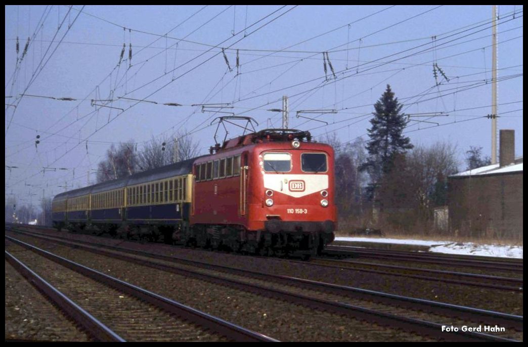 Am 20.2.1991, als 110158 um 14.08 Uhr mit dem D nach Koblenz vorbei fuhr, hieß der kleine Haltepunkt noch Schweicheln - Bermbeck. Heute hört er auf den  kurzen  Namen Hiddenhausen - Schweicheln!