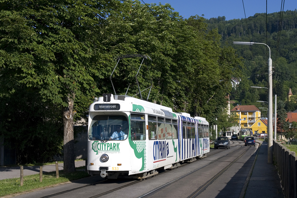 Am 21. Juni 2013 ist TW 533 als Linie 1 in Richtung Mariatrost unterwegs und wird in Kürze die Haltestelle Schloss Eggenberg erreichen. 