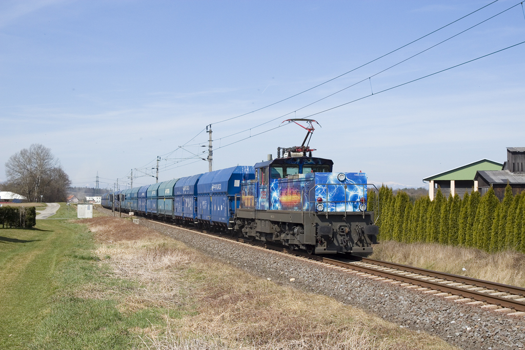 Am 21. März 2019 ist 1063 039 mit dem sogenannten  Weko  75773 bei Neudorf ob Wildon unterwegs.