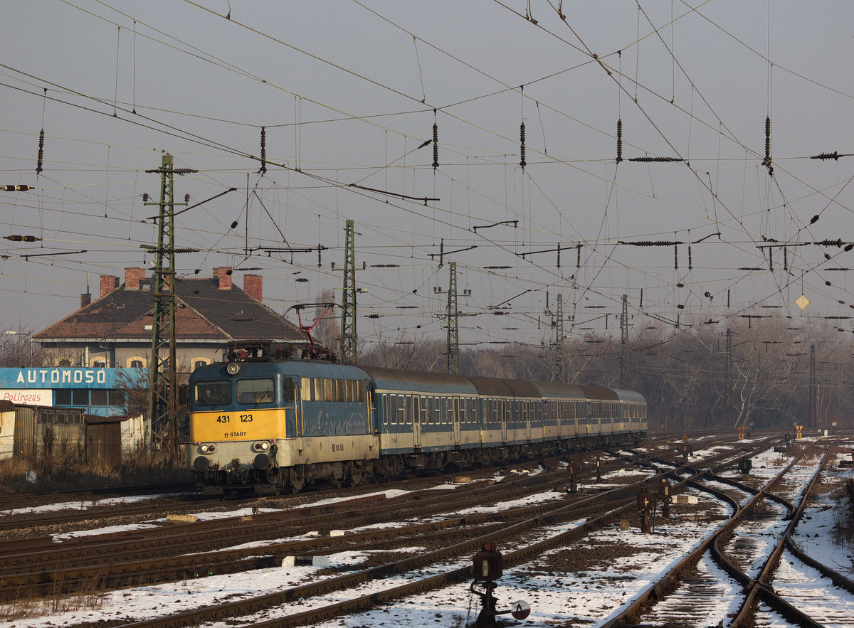 Am 21.01.17 durchfuhr die 431 123 mit ihrem IC, gebildet aus Halberstädtern, den Bahnhof Köbanya Felsö mit Ziel Budapest. Aufgenommen vom ehemaligen Güterschuppen aus. 