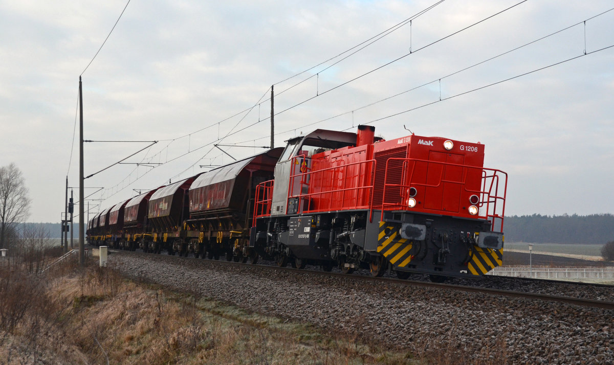 Am 21.01.18 schleppte 275 027 der RBB einen aus Silo- und Kesselwagen bestehenden Güterzug durch Burgkemnitz Richtung Wittenberg.