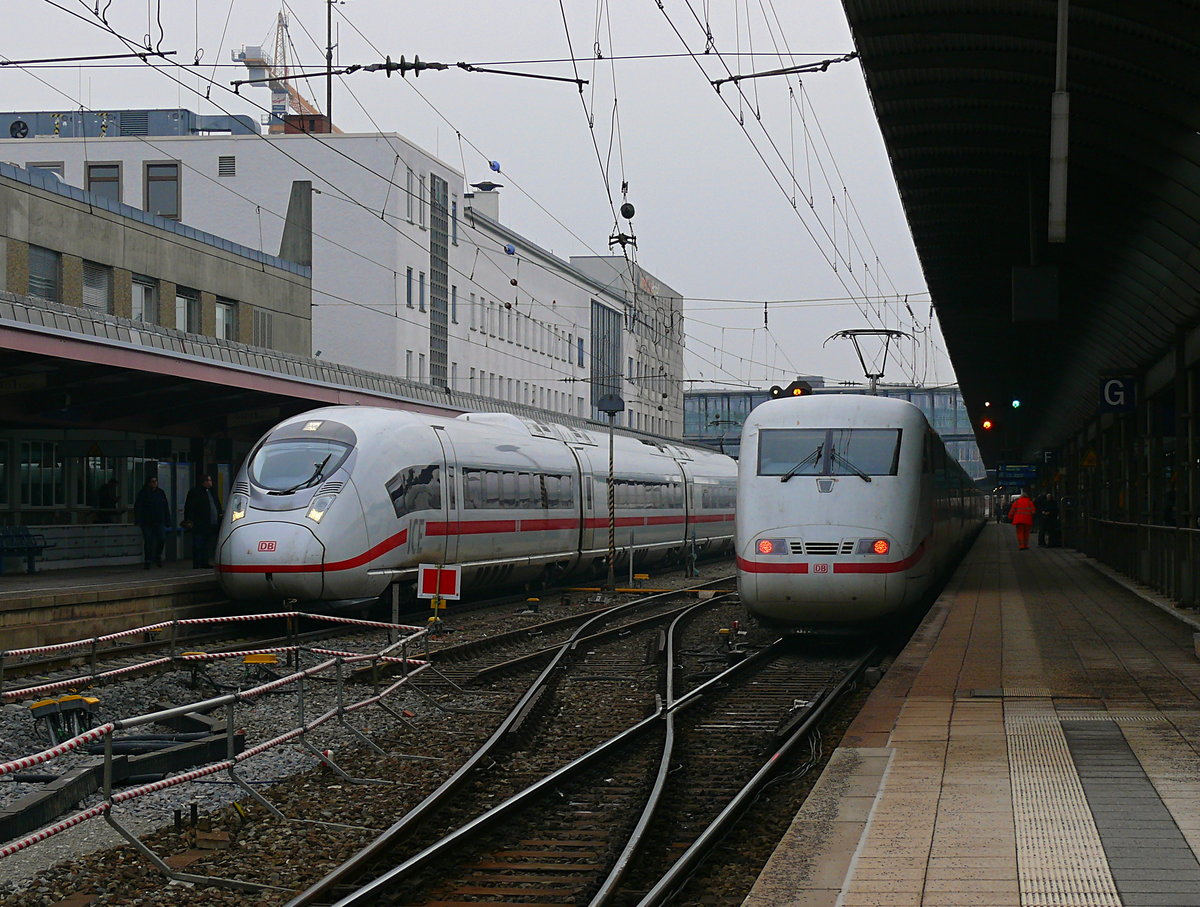 Am 21.01.2019 um 14:51 Uhr begegnen sich 407 507 und 401 062 im Ulmer HBF. Der 401 fährt als ICE 595 von Berlin Gesundbrunnen bis München HBF und der 407 fährt als ICE 516 von München HBF bis Dortmund HBF.