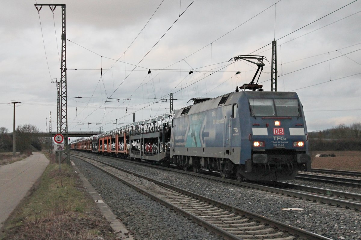 Am 21.02.2017 fuhr 152 136-8  AlbatrosExpress  mit ihrem gemischten Güterzug (Mannheim Rbf - Basel Bad Rbf), der wie meistens fast ausschießlich aus Autotransportwagen besteht, durch den Bahnhof von Müllheim (Baden) in RIchtung Zielbahnhof.