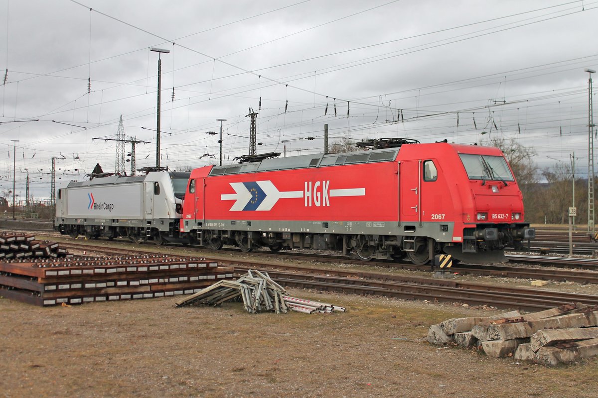 Am 21.02.2017 stand RHC 2067 (185 632-7) zusammen mit RHC 187 076-5 abgestellt im nördlichen Vorfeld vom Badischen Bahnhof von Basel und warteten auf ihren nächsten Leistungen.