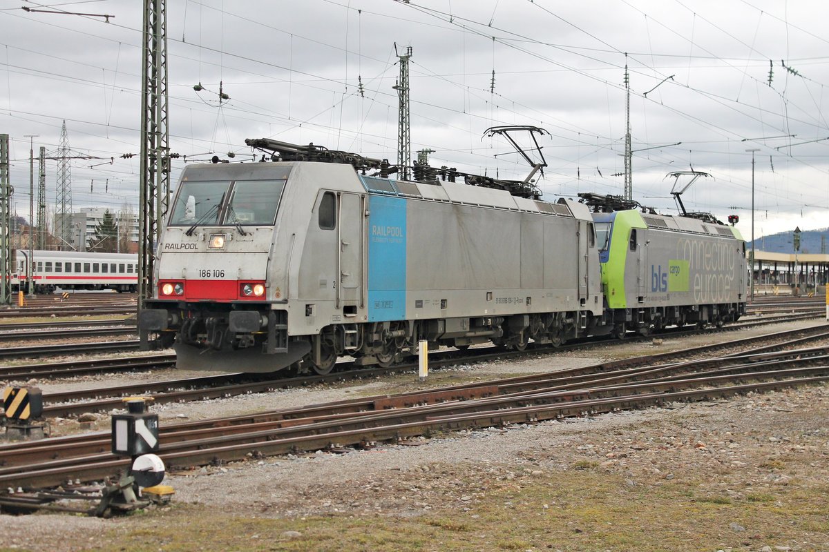 Am 21.02.2017 wartete Rpool/BLSC 186 106 zusammen mit Re 485 020-2 auf die Ausfahrt aus dem Abstellbereich in Basel Bad Bf, um nach Basel Bad Rbf zu fahren und dort einen Güterzug gen Italien zu übernehmen.