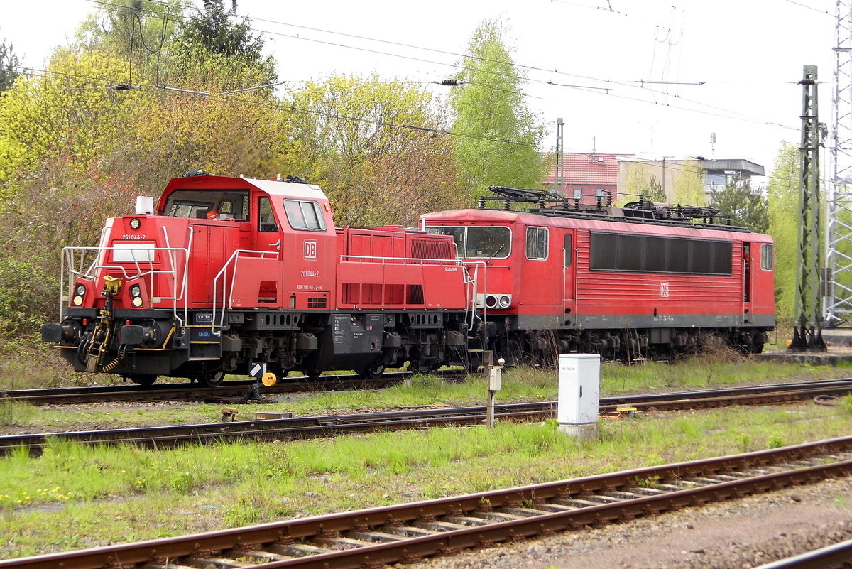 Am 21.04.2017 Rangierfahrt von der 261 044-2 und die 155 243-9 von der DB Cargo AG, in Stendal .