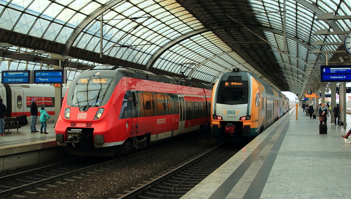 Am 21.11.2015 begegnen sich im Bahnhof Spandau der einfahrende DB 442 835 und der nach Rathenow ausfahrende ODEG ET 445.103