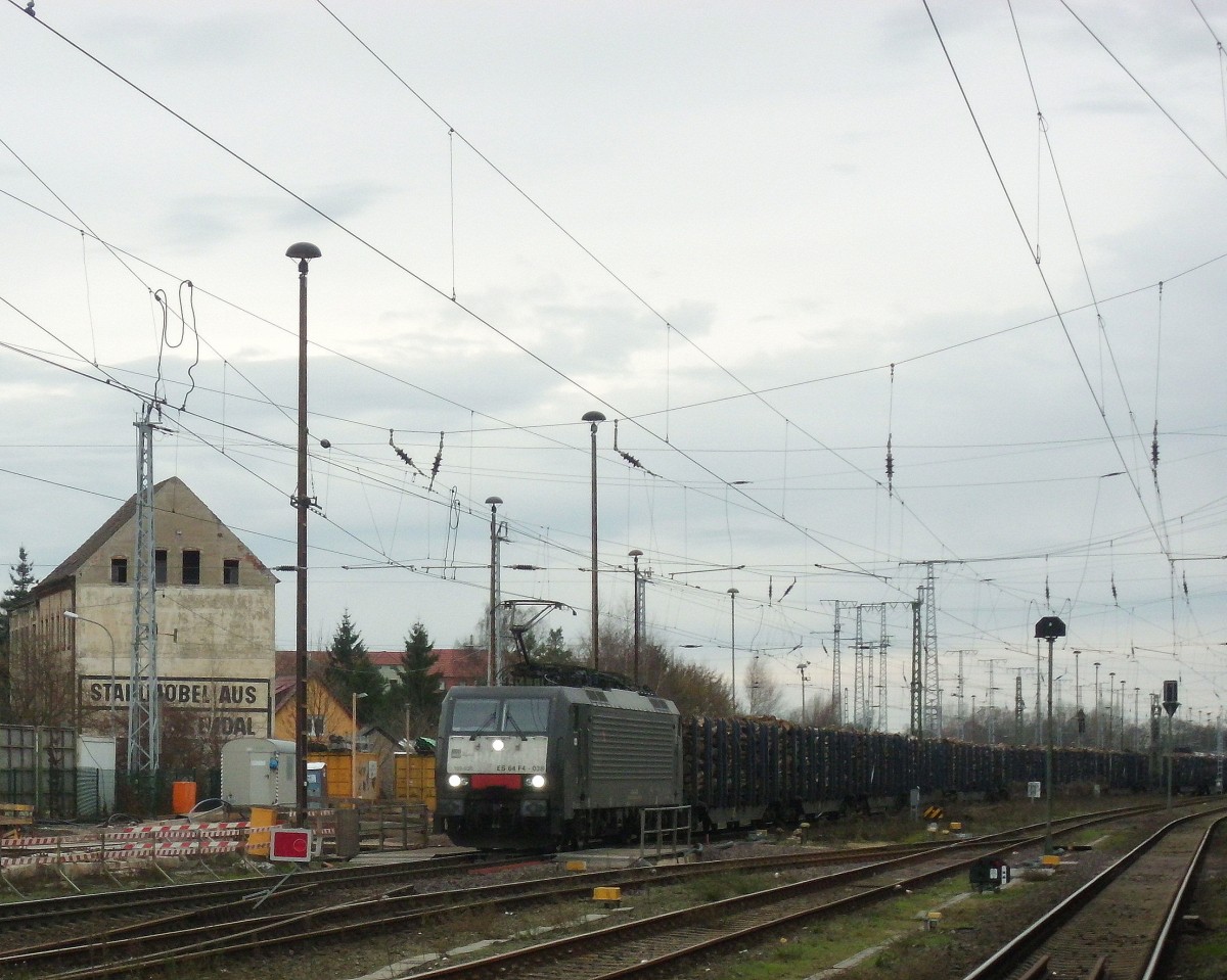 Am 21.12.2013 kam die 189 938 mit einem vollen Holzzug durch Stendal und fuhr in Richtng Berlin.