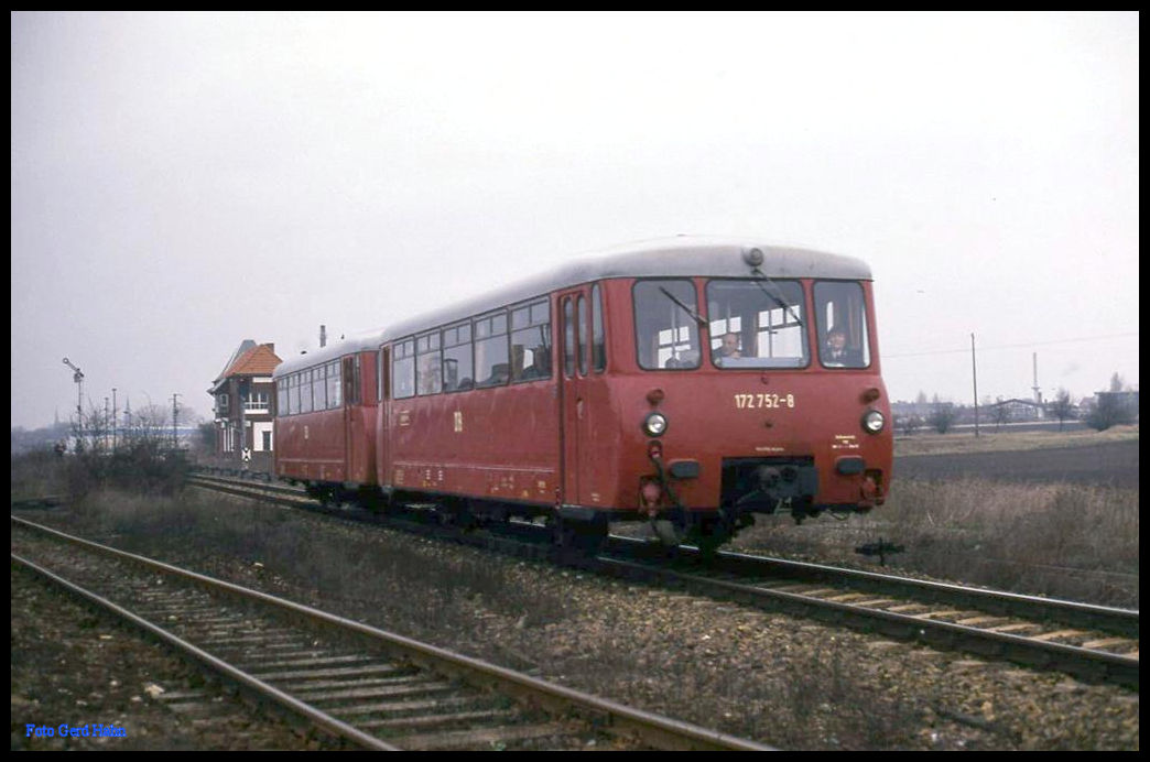 Am 21.3.1992 verläßt hier der 172752 als P 6275 Staßfurt auf dem Weg nach Güsten.