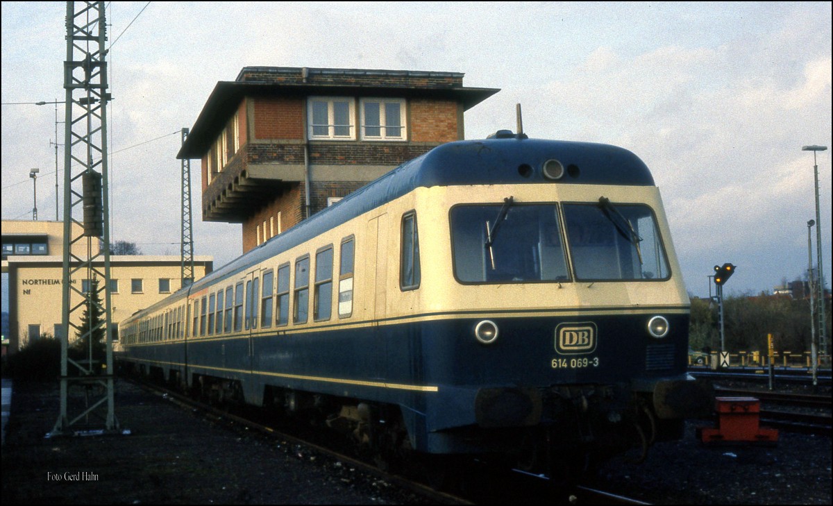Am 21.3.1992 war die Baureihe 614, hier der 614069 im Bahnhof Northeim, noch für den Nahverkehr der DB unverzichtbar. Heute sind diese Fahrzeuge für Deutschland Geschichte. In Rumänien haben einige davon aber ein neues Betriebs Leben erhalten und fahren dort als Baureihe 76 im Nah- und Städteverkehr. Die Fahrzeugfront wurde jedoch völlig verändert, so dass man die Fahrzeuge erst auf den zweiten Blick als ehemalige DB Triebwagen erkennt.